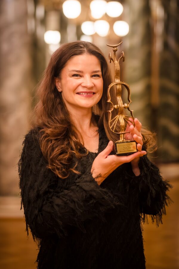 Die Sopranistin Marjukka Tepponen mit der Preisskulptur in Händen / Copyright: Michael Schmidt