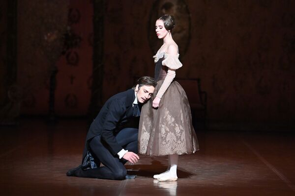 Friedemann Vogel als Onegin kniet vor Elisa Badenes als Tatjana / Copyright: Stuttgarter Ballett