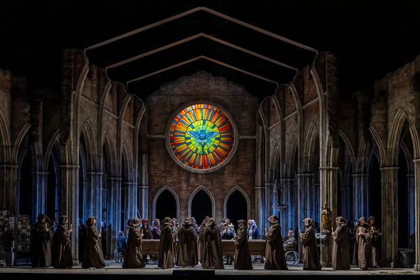 Staatsopernchor und Komparserie in Mönchskleidungin einer stilisierten Kapelle