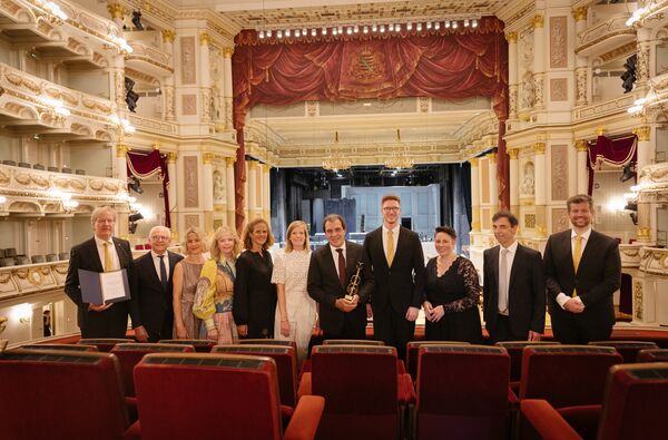 Gruppenfoto der Geehrten mit der Stiftung im Zuschauerraum der Semperoper