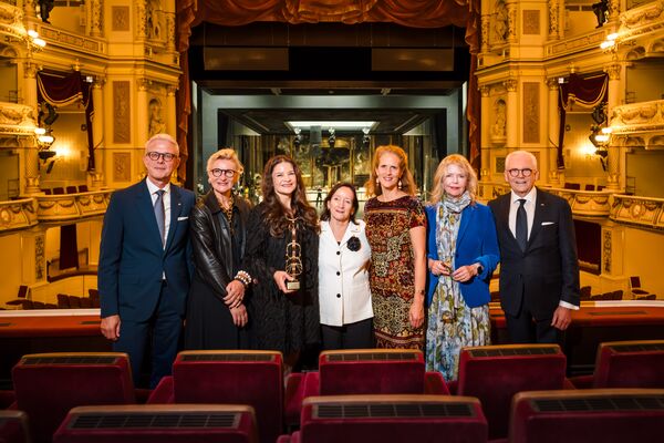 Preisträgerin Marjukka Tepponen mit den Stiftern im Zuschaueraum der Semperoper