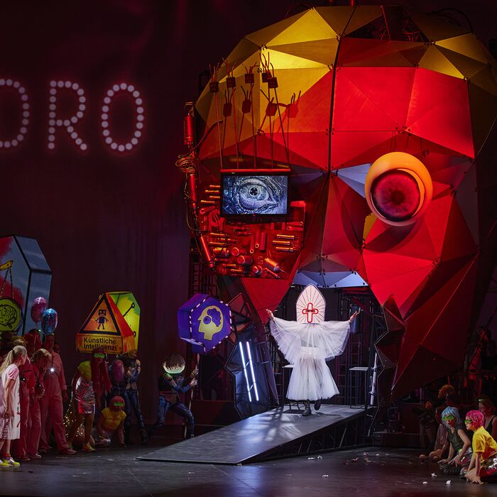 Komparserie in der Oper „Benvenuto Cellini“ von Hector Berlioz in der Inszenierung von Barbora Horáková Joly