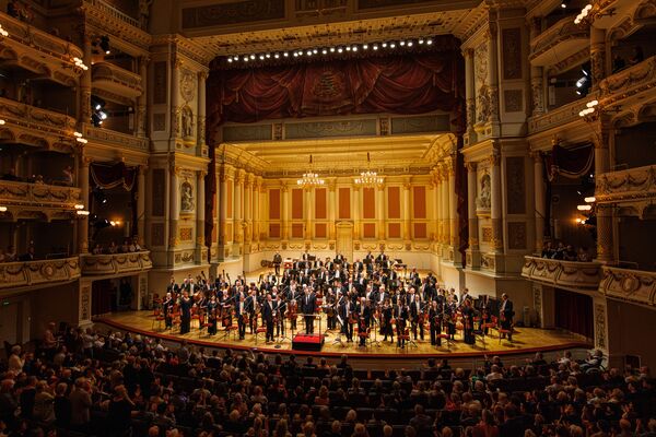Die Sächsische Staatskapelle Dresden unter Chefdirigent Daniele Gatti auf der Bühne der Semperoper