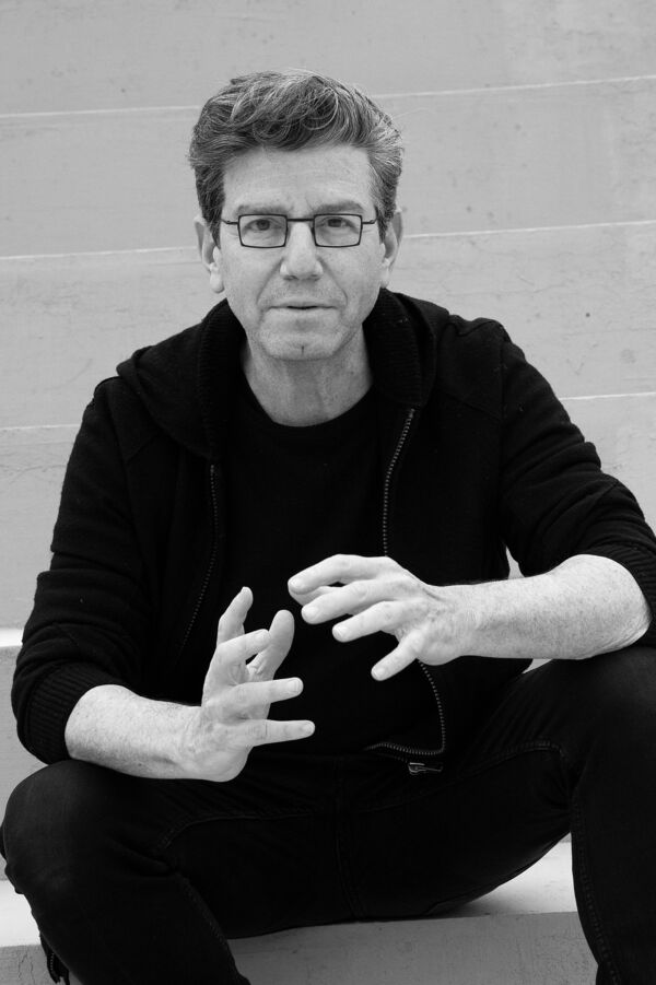 Porträtfoto von Regisseur Robert Carsen