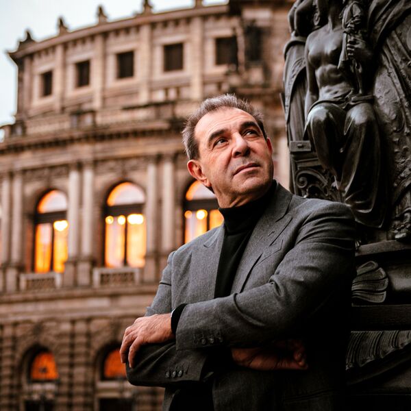 Daniele Gatti am Reiterstandbild vor der Semperoper Dresden