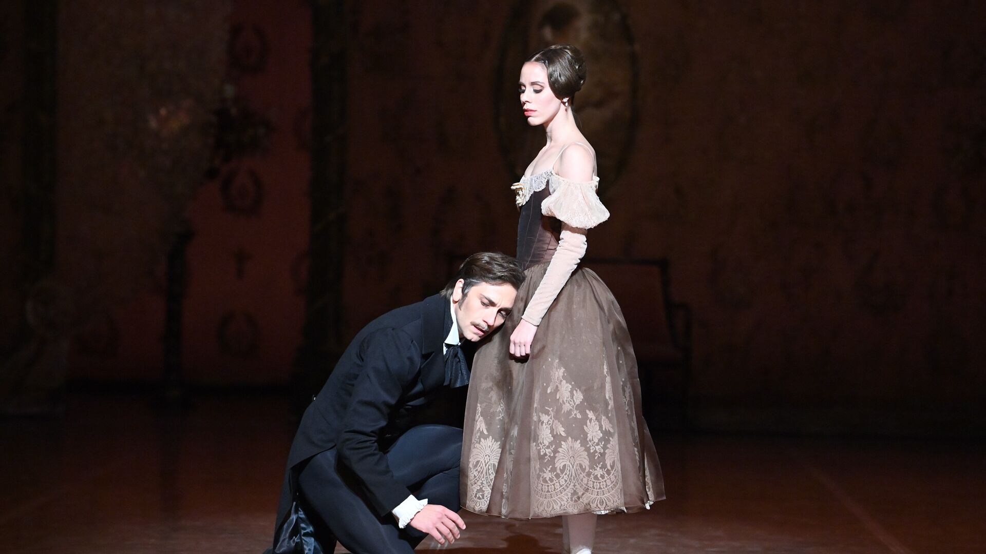 Friedemann Vogel als Onegin kniet vor Elisa Badenes als Tatjana / Copyright: Stuttgarter Ballett