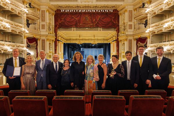 Gruppenfoto der Geehrten mit der Stiftung im Zuschauerraum der Semperoper