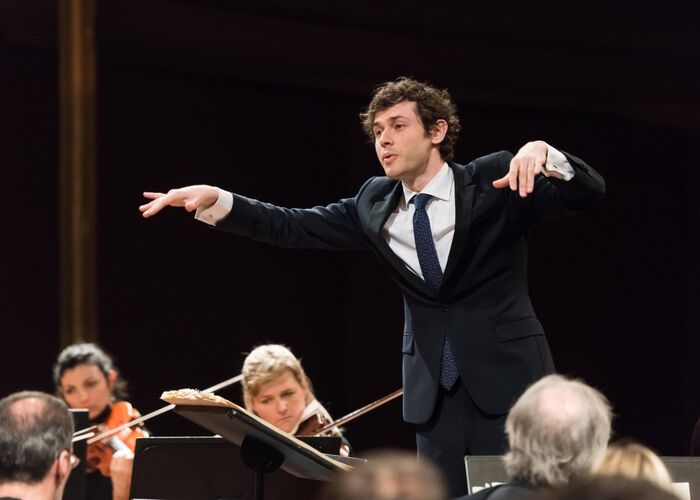 Maxime Pascal dirigiert ein Orchester
