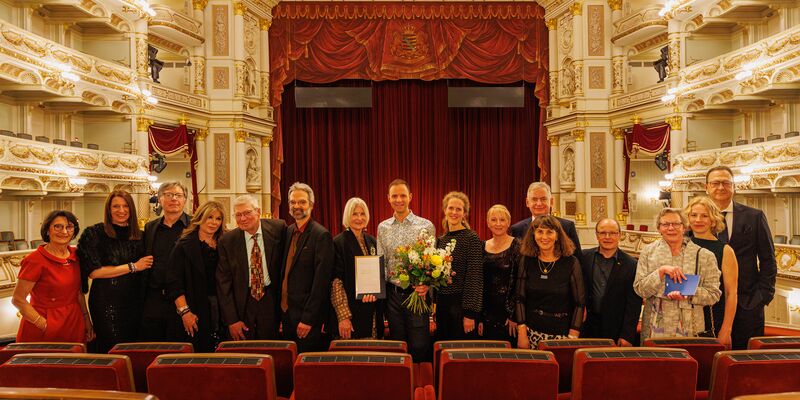 Preisträger Mario Lerchenberger inmitten der Förderer und Gratulanten im Zuschauerraum der Semperoper