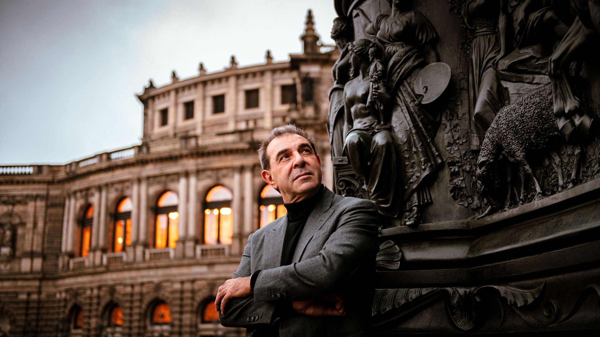 Daniele Gatti am Reiterstandbild vor der Semperoper Dresden