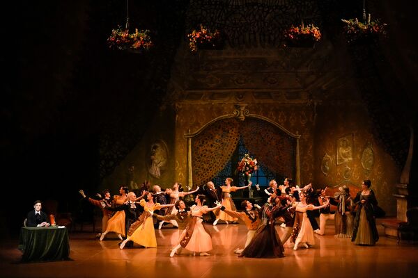 Das Ensemble des Stuttgarter Ballett tanzt paarweise in historischen Kostümen