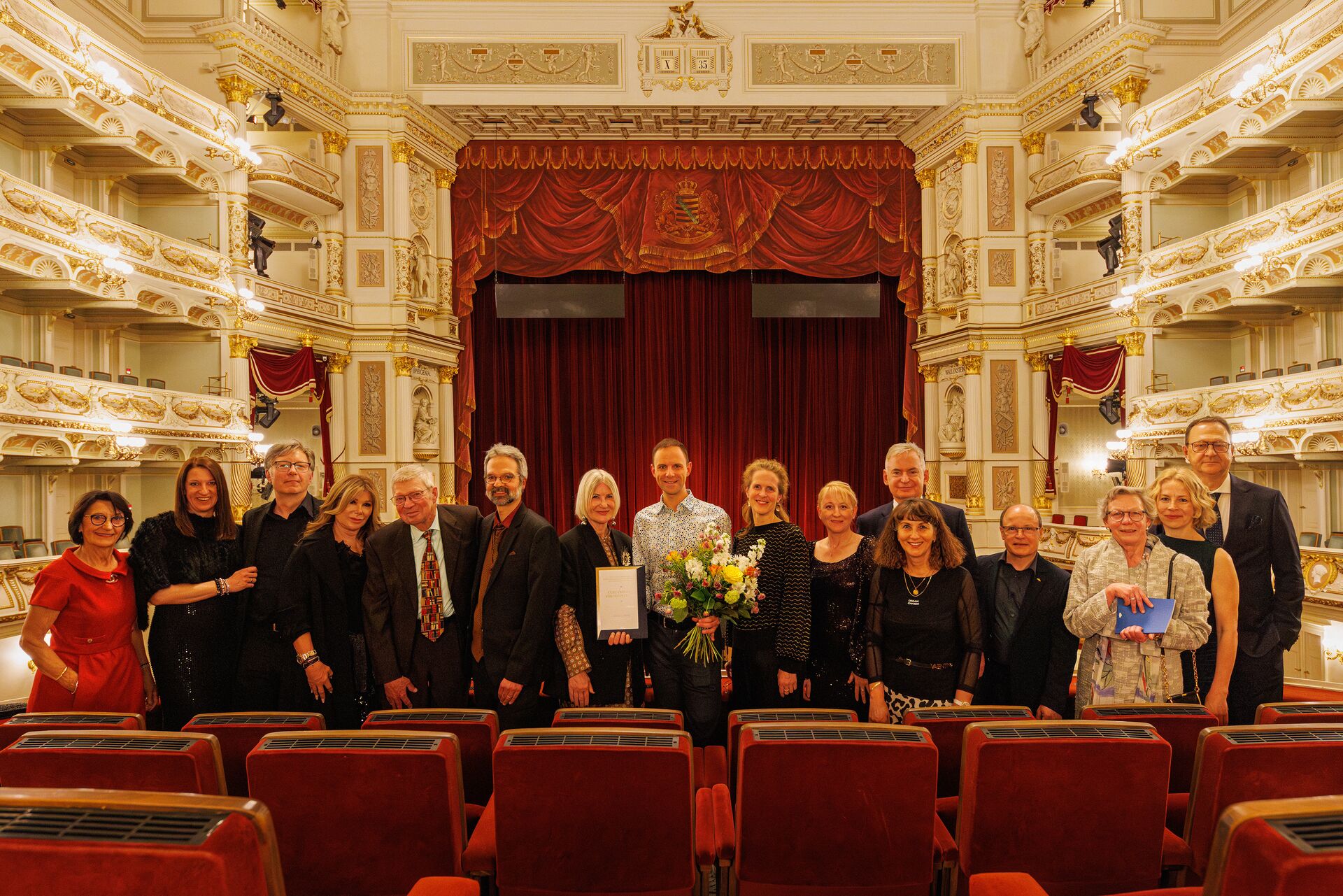 Preisträger Mario Lerchenberger inmitten der Förderer und Gratulanten im Zuschauerraum der Semperoper