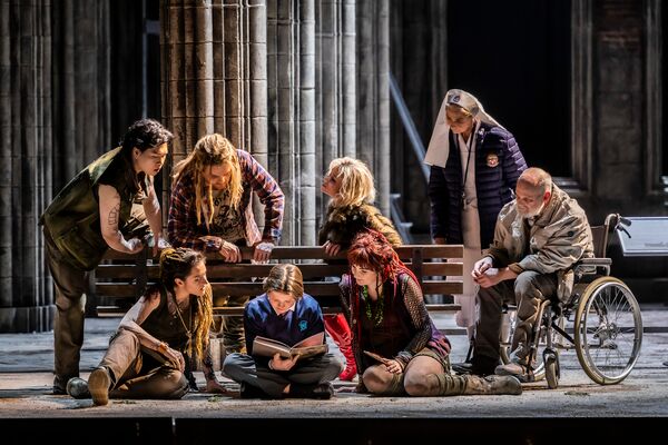 Szene aus Parsifal mit Knappen und Komparserie auf einer Bank