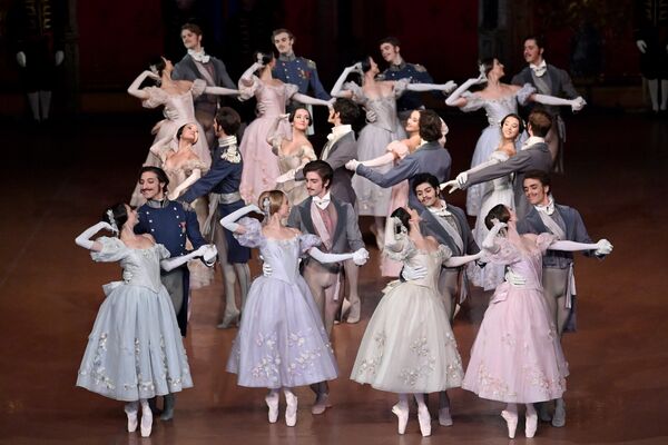 Das Ensemble des Stuttgarter Ballett tanzt paarweise in hostirischen Kostümen