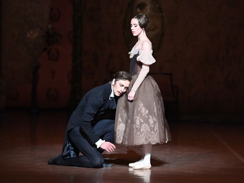 Friedemann Vogel als Onegin kniet vor Elisa Badenes als Tatjana / Copyright: Stuttgarter Ballett