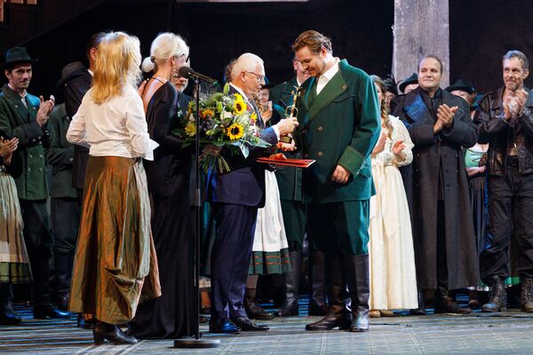 Übergabe des Rudi-Häussler-Preises an Tomislav Mužek durch Prof. Dr. Rüdiger Grube, Stiftungsratsvorsitzender der Stiftung Semperoper – Förderstiftung.