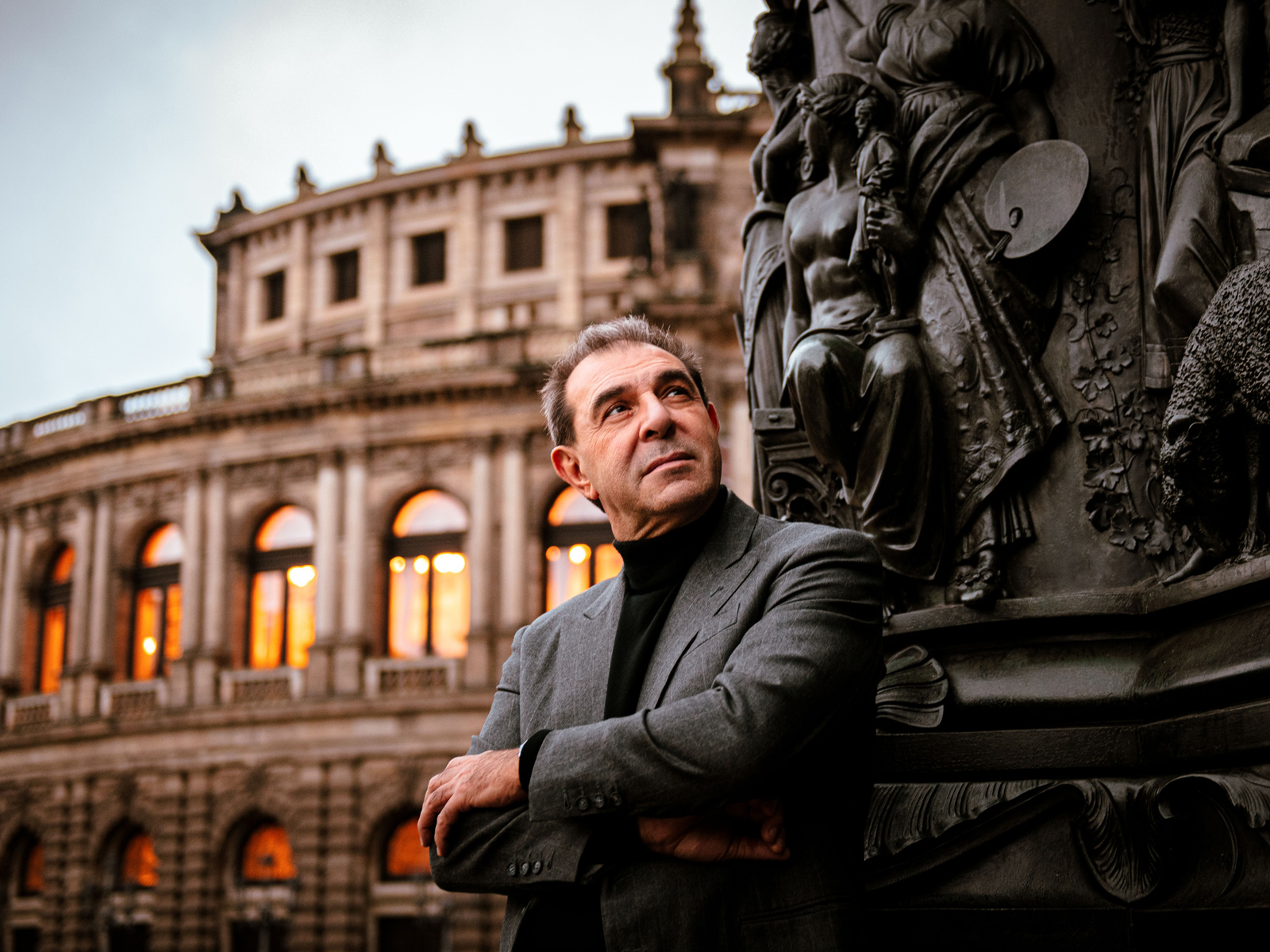 Daniele Gatti am Reiterstandbild vor der Semperoper Dresden